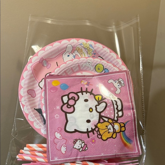 Hello Kitty 47 Piece Pink and White Party Tableware Set - Picture 2 of 13